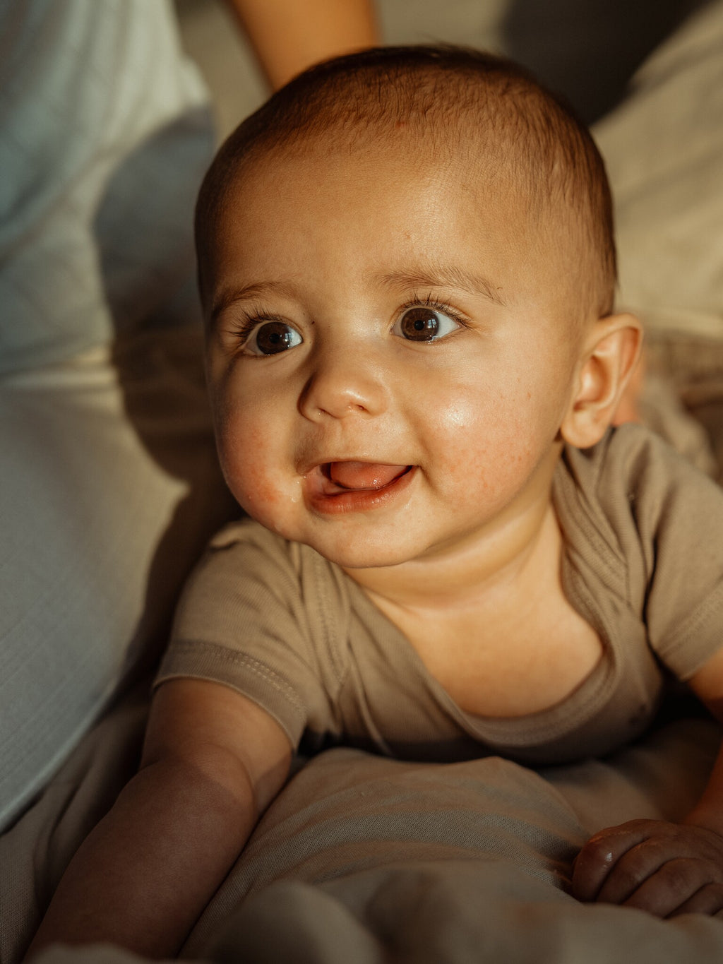 Töpfer – lächelndes Baby auf der Decke